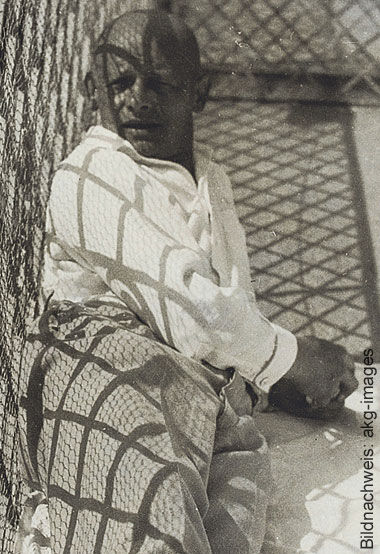 Historische Schwarz-Weiß-Fotografie des deutschen Bauhaus-Künstlers Oskar Schlemmer.