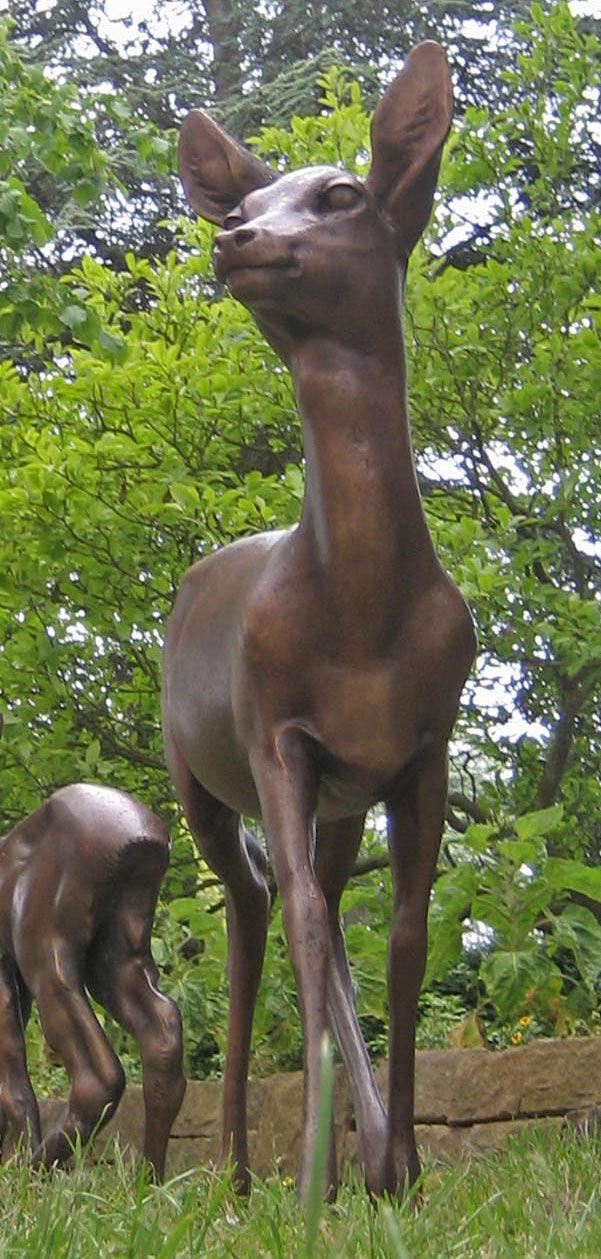 Escultura de jardín "Doe" (sin cervatillo), bronce de Helmut Diller