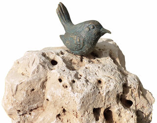 Gartenskulptur "Vogel auf Flusskiesel", Bronze