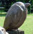 Sculpture de jardin "Corbeau, regardant droit devant", céramique