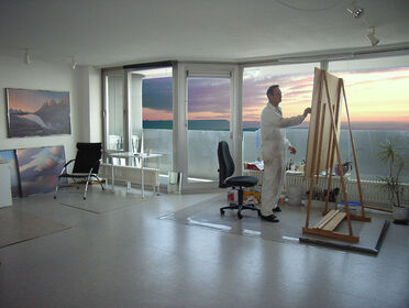 Der Künstler Michael Krähmer im Atelier