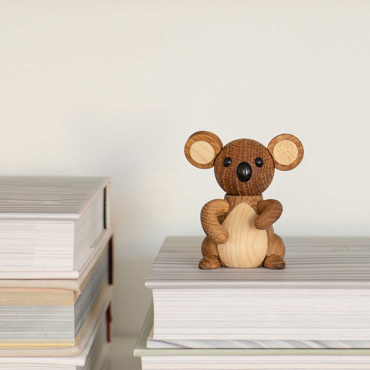 Dřevěná figurka "Baby Koala Joey" - Design Chresten Sommer od Spring Copenhagen