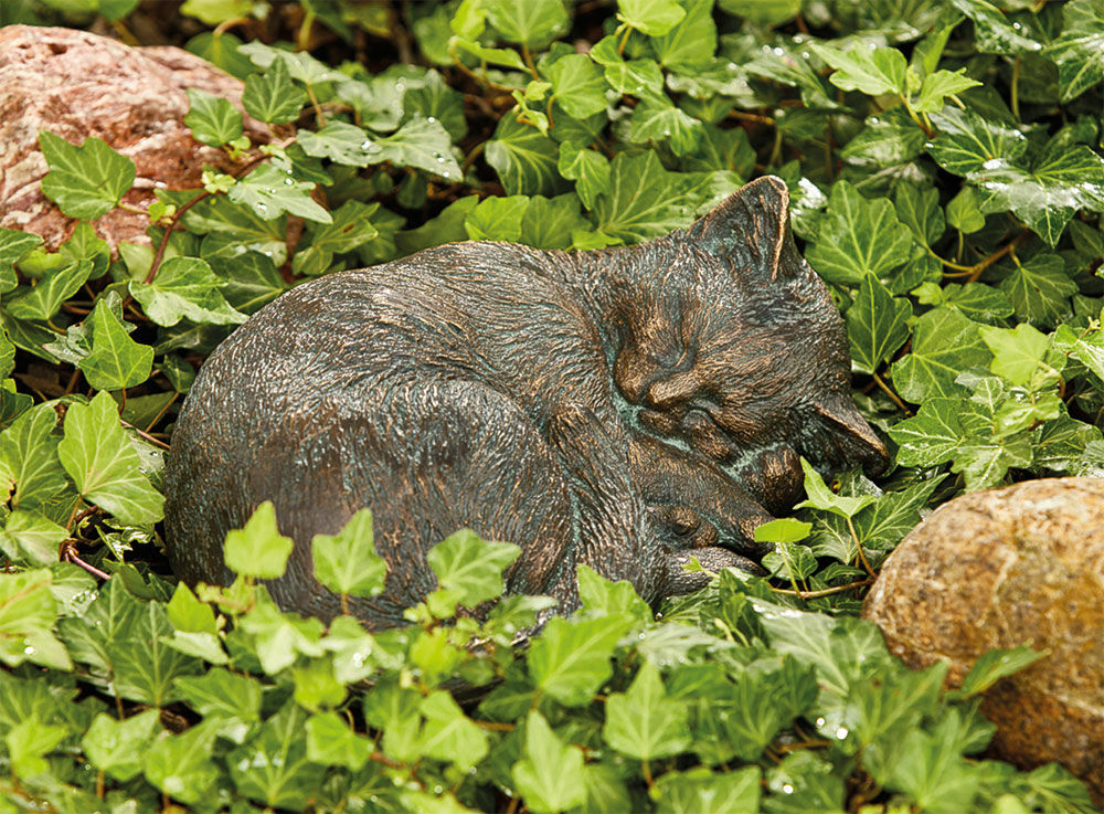 Haveskulptur "Sovende kat", bronze