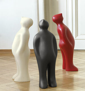 Ceramic figure "The Visitor" (large version, height 75 cm, graphite) by Guido Deleu