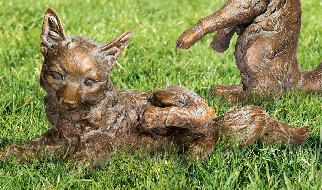 Haveskulptur "Ung ræv, der kradser", bronze