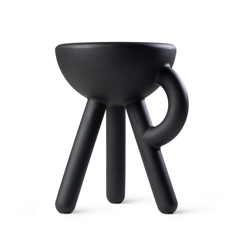 Tavolino "Tubby Stool oceanblack" (per uso interno ed esterno) – progettato da Gerard de Hoop di  Werkwaardig