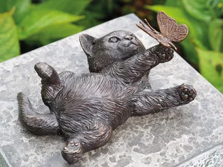 Tuinsculptuur "Kitten met vlinder", brons