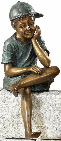 Gartenskulptur "Sitzender Junge", Bronze