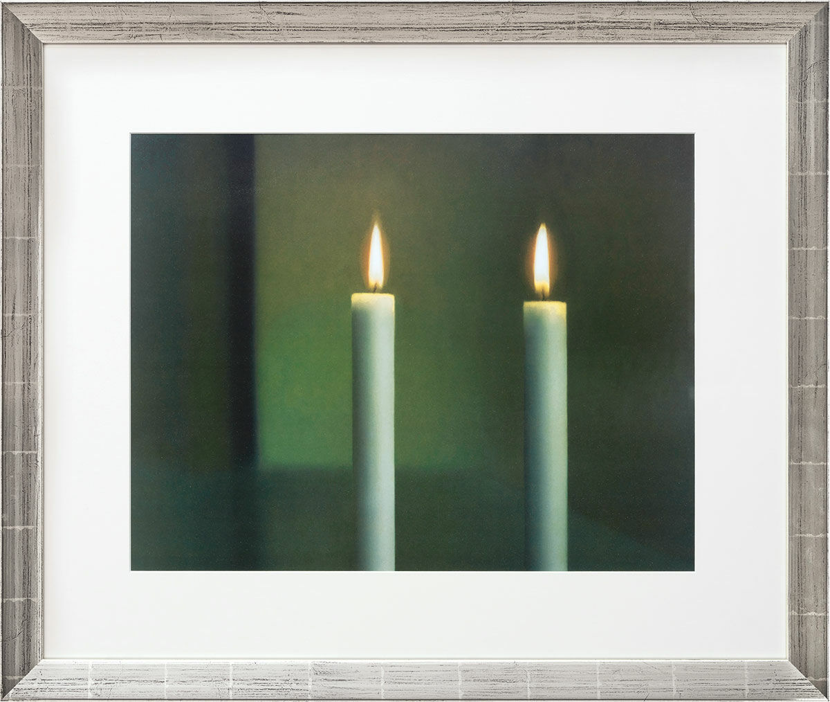Bild "Zwei Kerzen" (1982), Version silberfarben gerahmt von Gerhard Richter