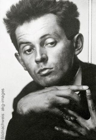 Ett historiskt svartvitt porträtt av den österrikiske målaren Egon Schiele.