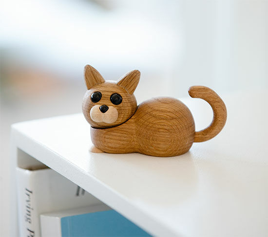 Figurine en bois "Cat Hope" - Design Chresten Sommer von Spring Copenhagen