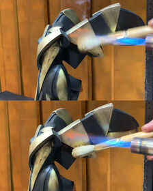 Patine d'une sculpture métallique à l'aide d'une flamme et d'un pinceau fin.