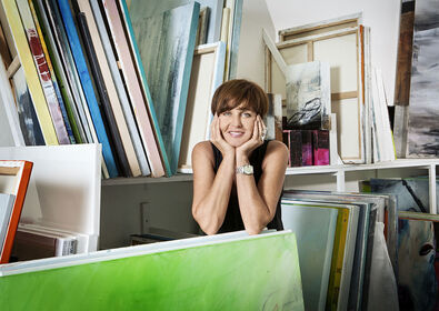 Die Künstlerin Susanne Meyer im Atelier