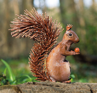 Gartenfigur "Eichhörnchen mit Haselnuss"