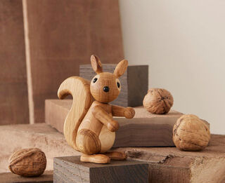 Drewniana figurka "Squirrel Baby Peanut" - Design Chresten Sommer autorstwa Spring Copenhagen