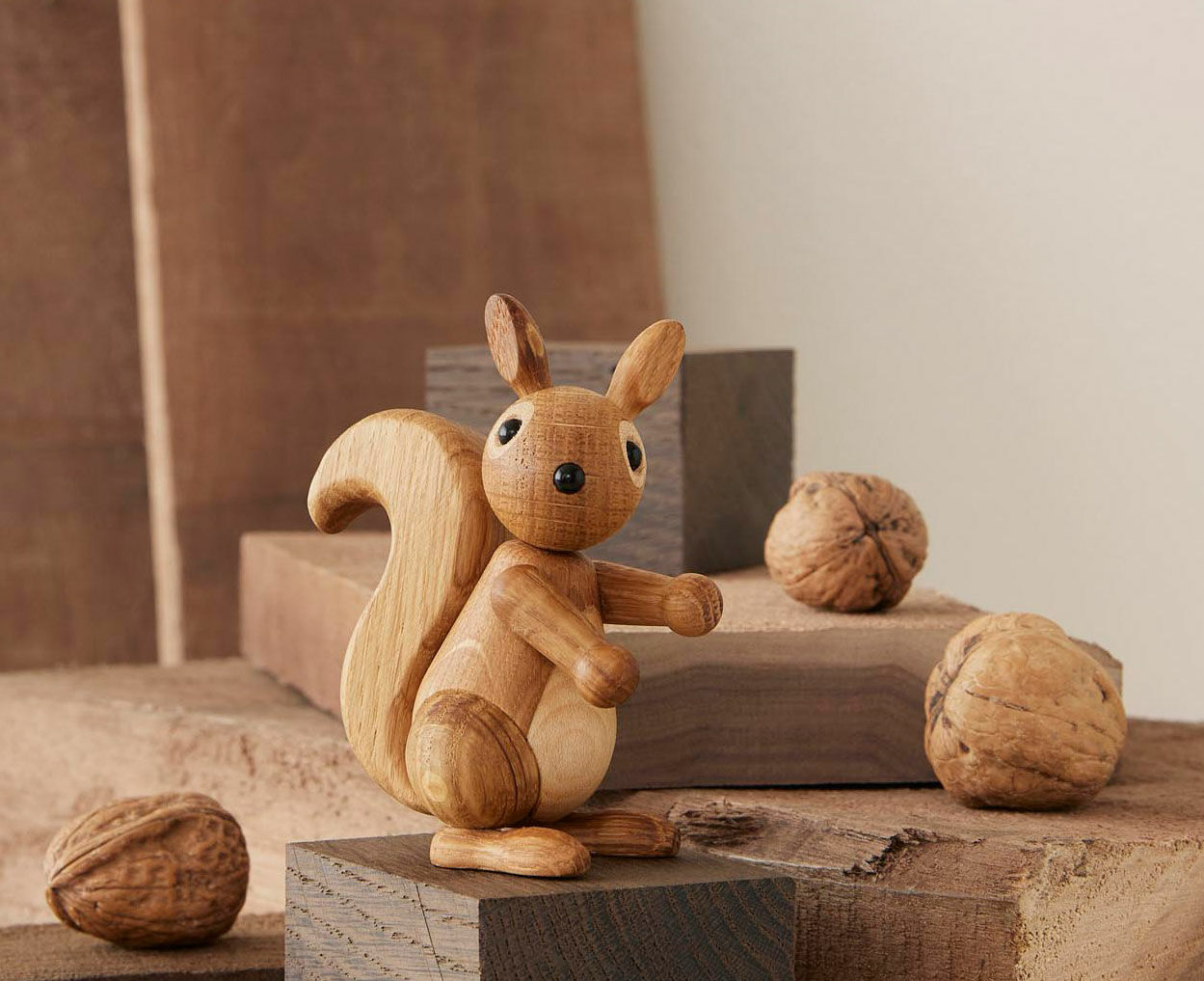 Figurine en bois "Ecureuil Bébé Cacahuète" - Design Chresten Sommer von Spring Copenhagen