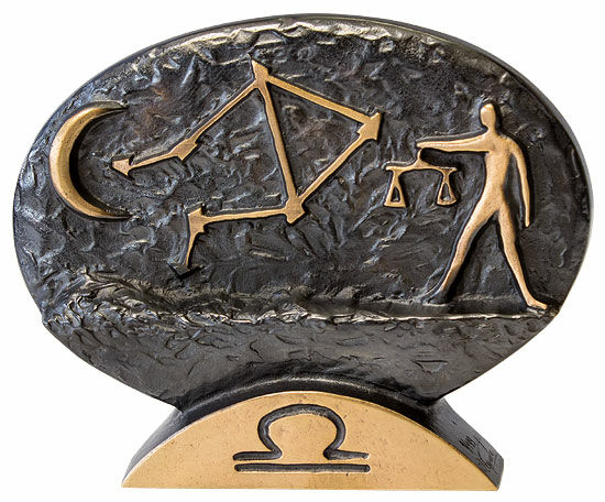 Sculpture du signe astrologique "Balance" (24.9.-23.10.), bronze von Bernardo Esposto