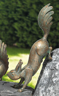 Haveskulptur "Egern, vendt på hovedet", bronze