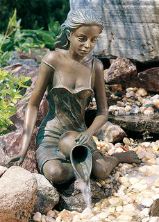 Gartenskulptur / Wasserspeier "Die kleine Wasserträgerin", Bronze