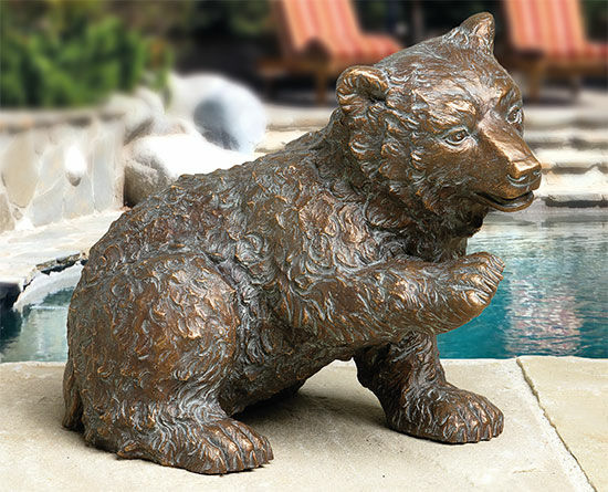 Gartenskulptur "Junger Eisbär, neugierig", Bronze
