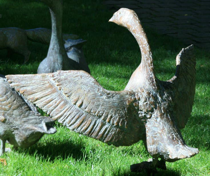Gartenskulptur "Gans mit ausgebreiteten Flügeln", Bronze von Hans Nübold