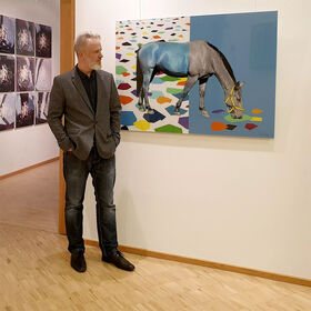 Le peintre Uwe Fehrmann contemple son tableau contemporain représentant un cheval.