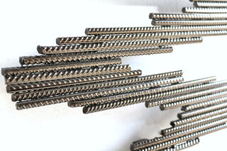 Objeto de pared "Momentum Smokey Metal" (2025) (pieza única) de Christine Liebich
