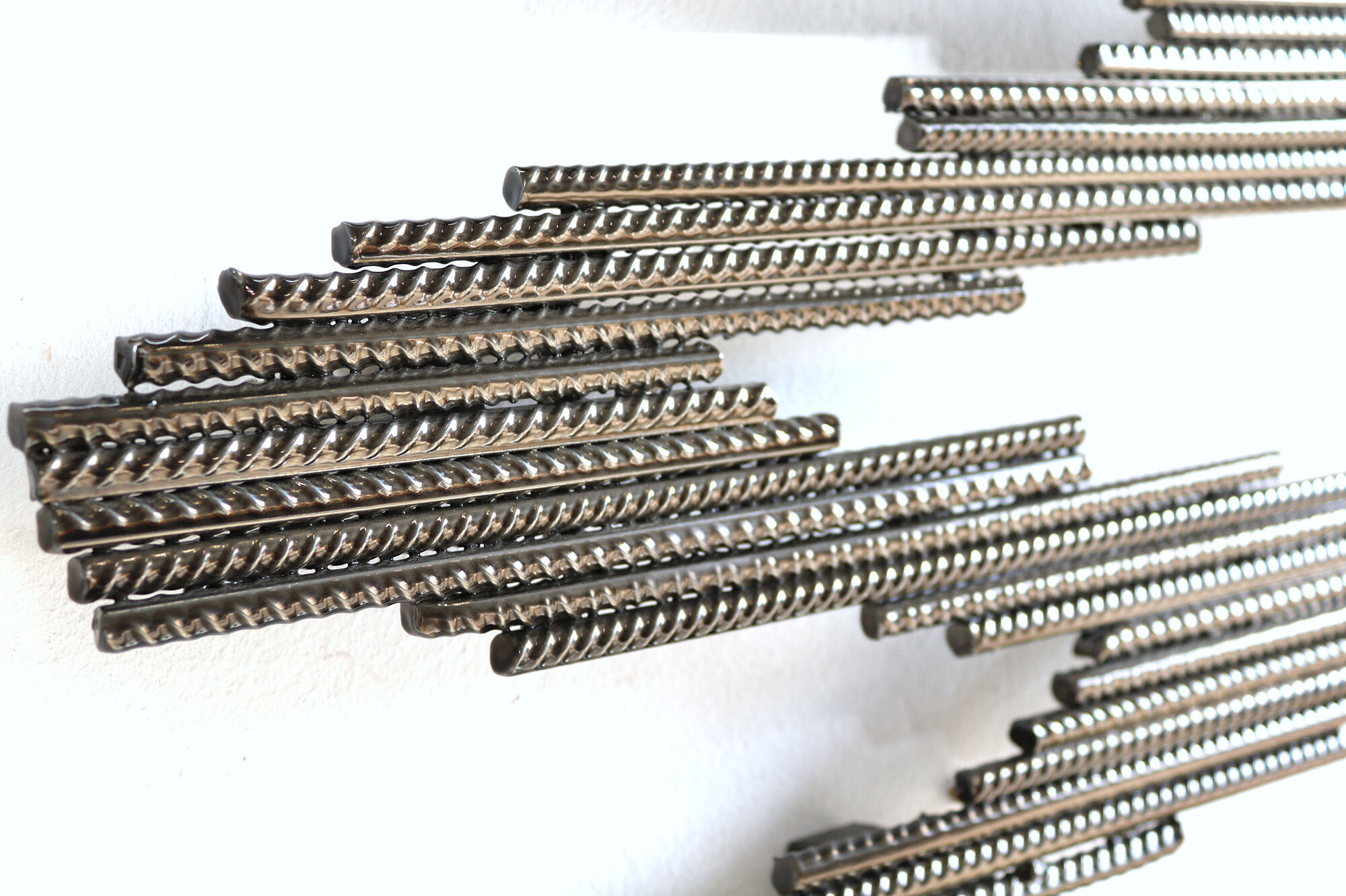 Objeto de pared "Momentum Smokey Metal" (2025) (pieza única) de Christine Liebich