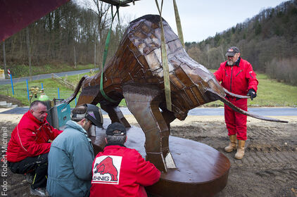 Lo scultore Hüseyin Arda e i suoi collaboratori stanno installando all’aperto una scultura metallica a grandezza naturale raffigurante un rinoceronte, intitolata “Rhino”.