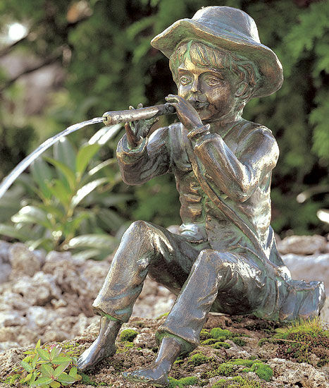 Haveskulptur / gargoyle "Toni, den lille fløjtespiller", bronze