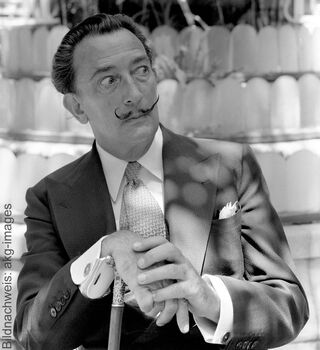 Historische Schwarz-Weiß-Fotografie des surrealistischen Künstlers Salvador Dalí mit markantem Schnurrbart.
