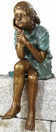 Tuinbeeld "Zittend meisje", brons