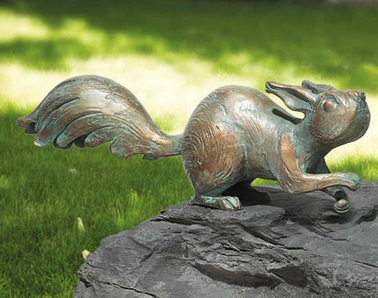 Haveskulptur "Egern på hatten", bronze