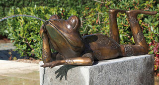 Gartenskulptur / Wasserspeier "Liegender Frosch", Bronze