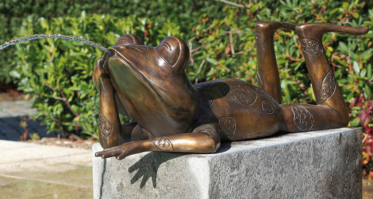 Tuinbeeld / waterspuwer "Liegende kikker", brons