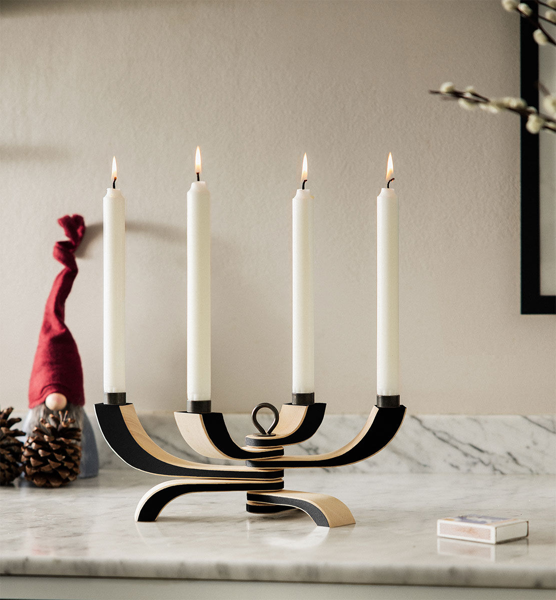 Candelabro de 4 brazos "Nordic Light" (flexible, sin velas), versión en negro de Design House Stockholm