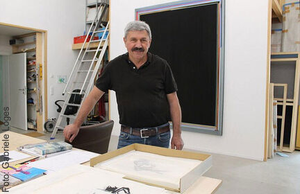 Der Künstler Gerhard Langenfeld in seinem Atelier