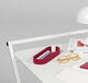 Taca "bFRIENDS Tilted Tray Raspberry" (bez zawartości) - Design Pearson Lloyd autorstwa Bene