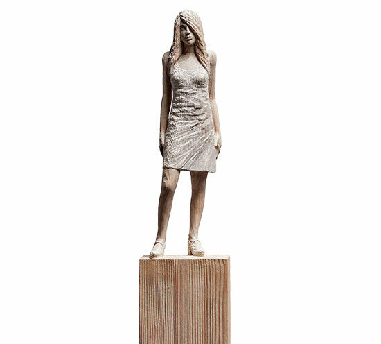 Sculptuur "Bea" (Origineel / Uniek stuk), hout op stele von Luis Höger