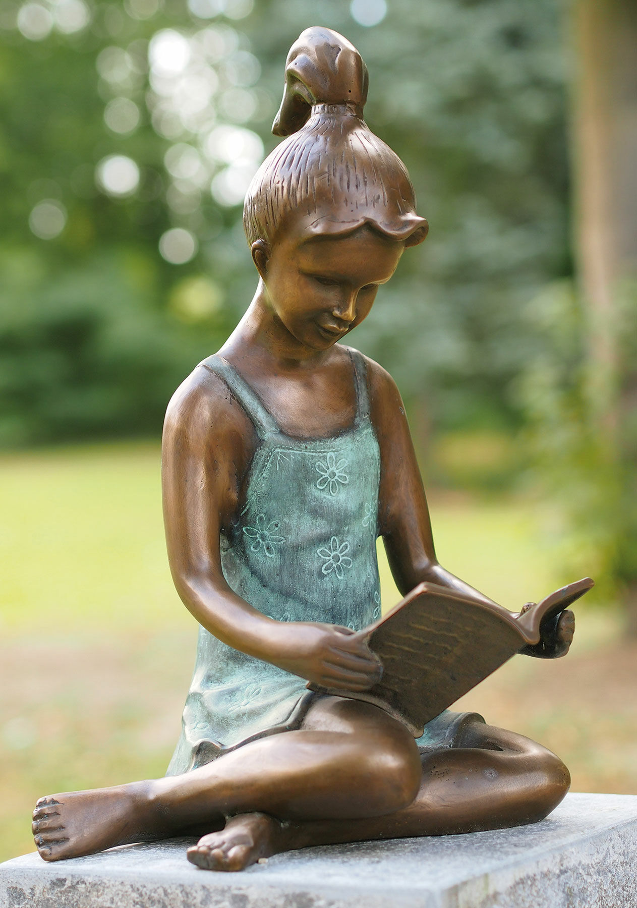 Sculpture de jardin "Reading Girl", bronze