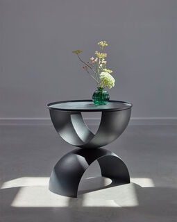 Sidebord "BOW BOW", antracit-version af Frederik Roijé Design