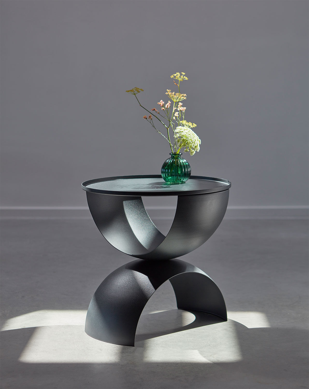 Sidebord "BOW BOW", antracit-version af Frederik Roijé Design