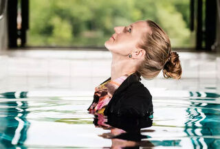 Das Porträt zeigt die deutsche Künstlerin Corinna Rosteck, deren Arbeiten sehr stark durch die Motive Wasser und Bewegung geprägt sind.