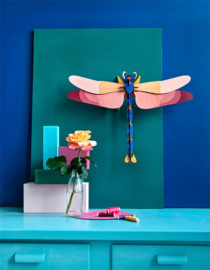 3D-väggobjekt "Giant Dragonfly" tillverkat av återvunnen kartong, DIY av studio ROOF