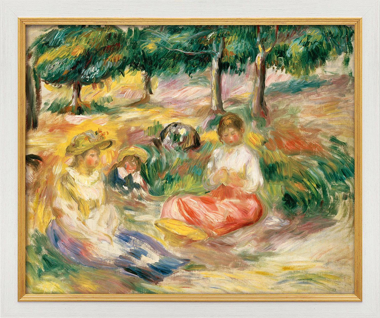 Tableau "Trois jeunes filles assises dans l'herbe" (1896-97), version encadrée blanc et or von Auguste Renoir