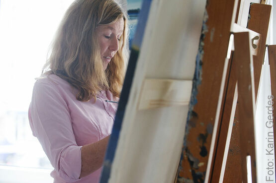 The artist Susanne Wind in her studio