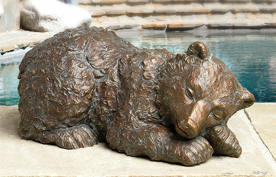 Gartenskulptur "Junger Eisbär, schlafend", Bronze
