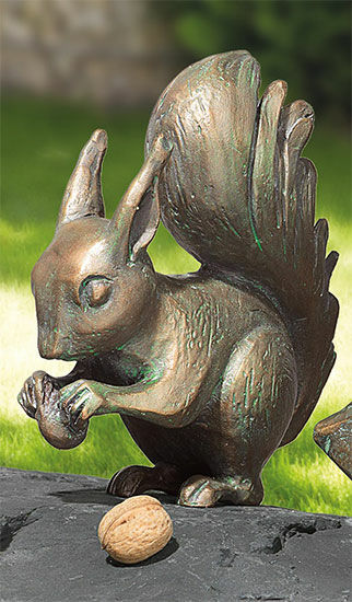 Haveskulptur "Egern med nød", bronze