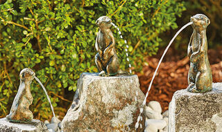 3 Gartenskulpturen / Wasserspeier "Erdmännchen" (ohne Sockel) im Set, Bronze