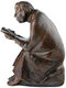 Rzeźba "Czytelnik książek" (1936), redukcja w brązie, wys. 41 cm autorstwa Ernst Barlach